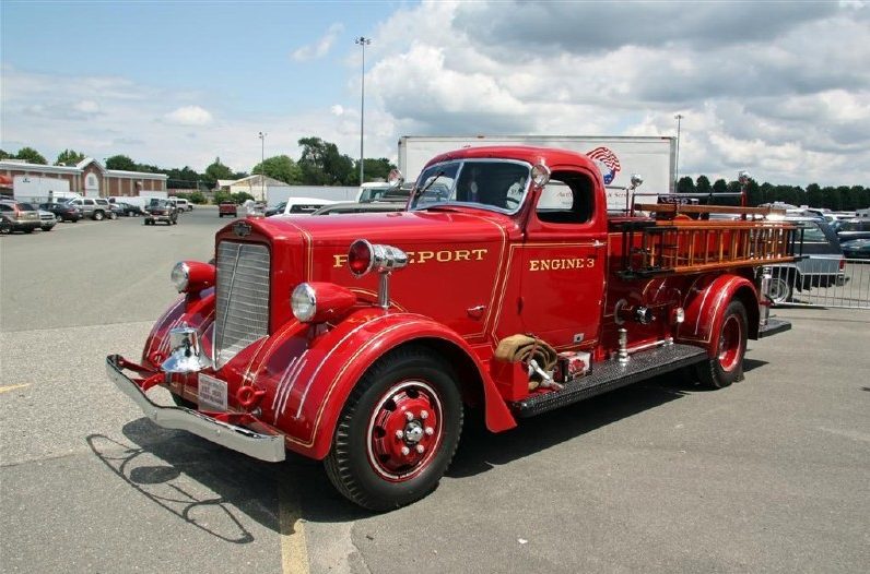 American LaFrance Type 500 with International cab